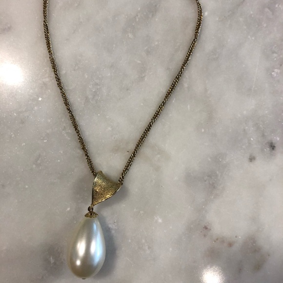 Vintage Gold Pearl Detail Necklace - Picture 4 of 4
